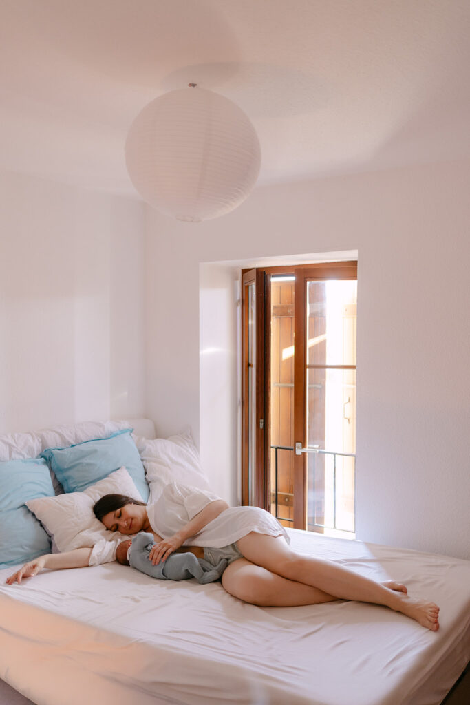 Shooting nouveau né peau à peau Suisse Romande