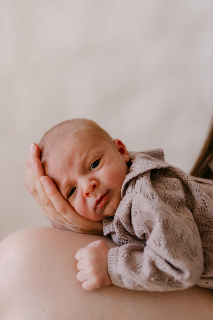 Shooting nouveau né peau à peau Suisse Romande