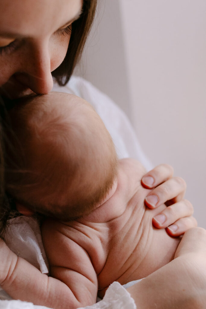 Shooting nouveau né peau à peau Suisse Romande