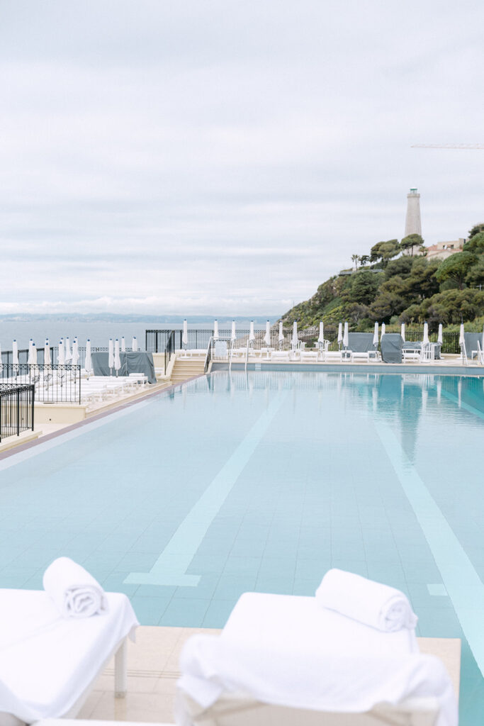 Un mariage d’exception avec vue sur la Méditerranée au Four Seasons Cap-Ferrat. Mariage haute de gamme Côte d'Azur